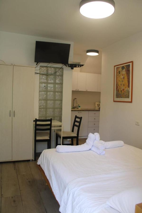 Zimmer Ba'Ir Kefar Sava Exterior photo